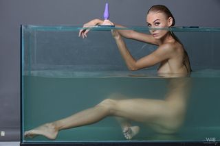 Пловчиха в ванне мастурбирует самотыком промежность и кончает